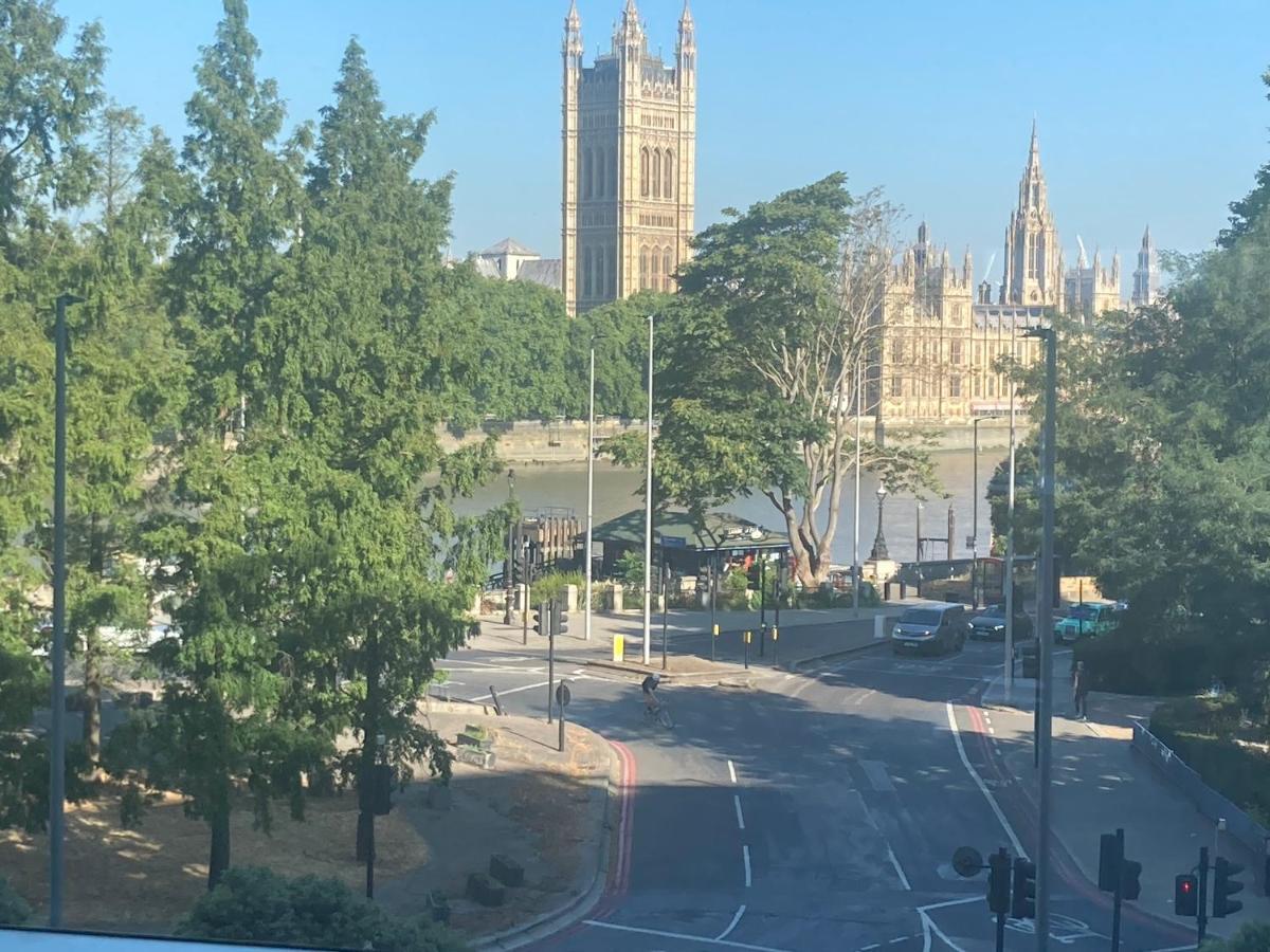 Luxury Designer River View Of Parliament Westminster Big Ben. Londra